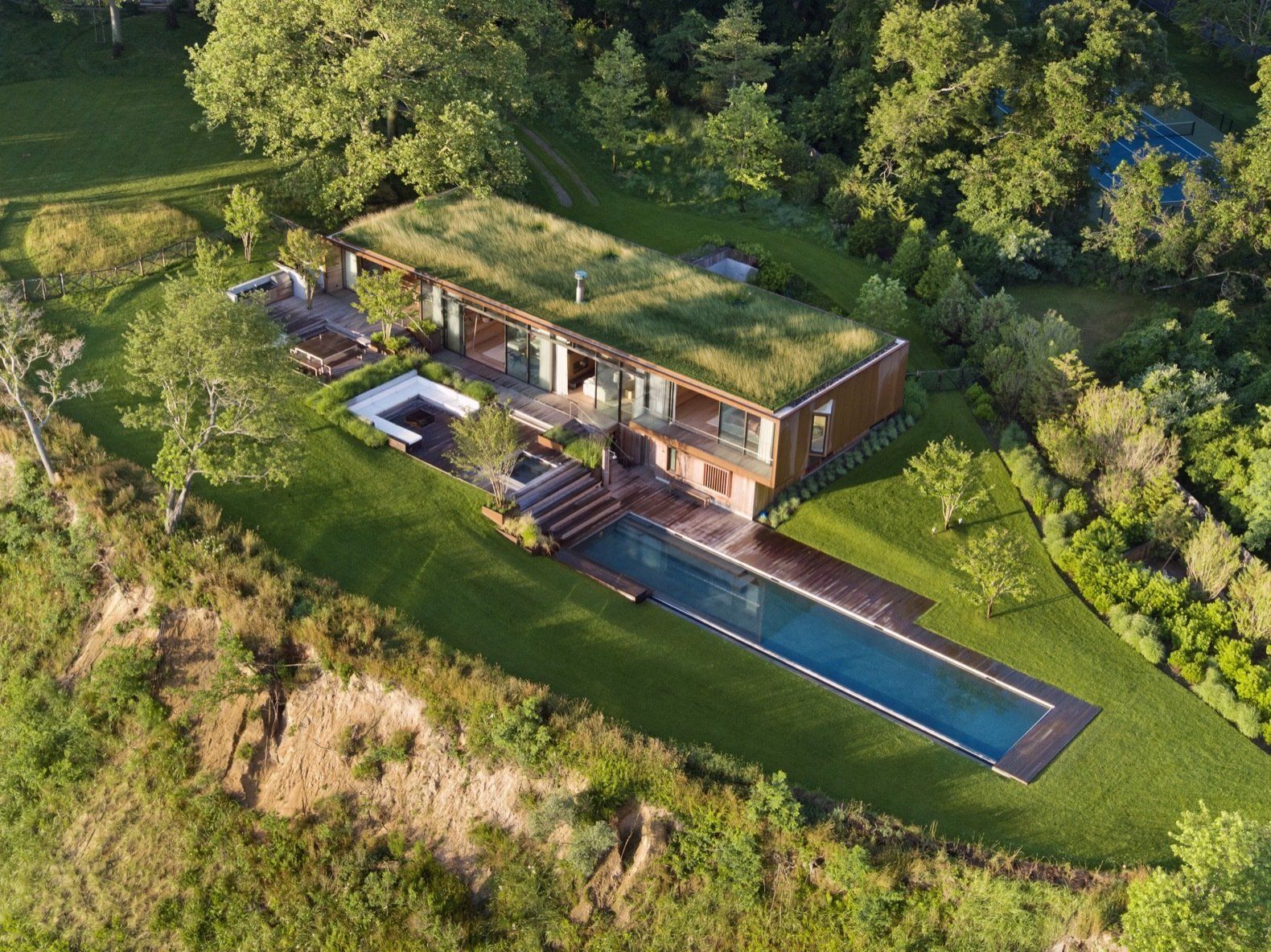 This Hamptons Getaway Blends Seamlessly Into a Lush Landscape